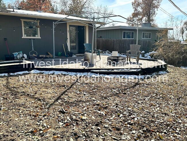 Building Photo - 3 bed 2.5 bath home  - Close to Boise foot...