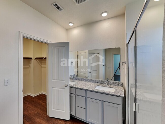 Building Photo - 2733 Wolfcreek