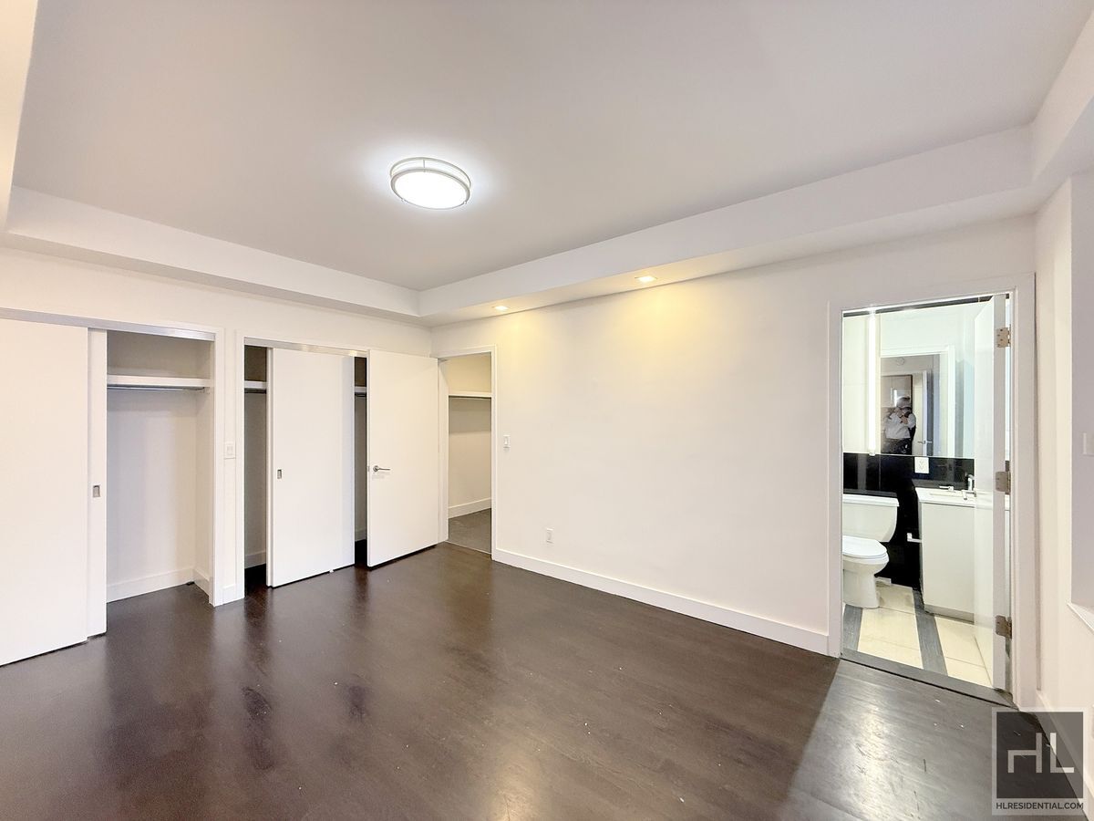 Building Photo - NO fee 1 bed 2 bath with laundry in unit -...
