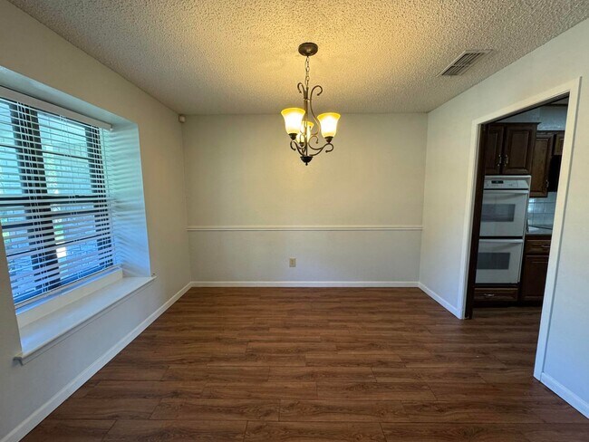 Building Photo - 807 Bass Cir