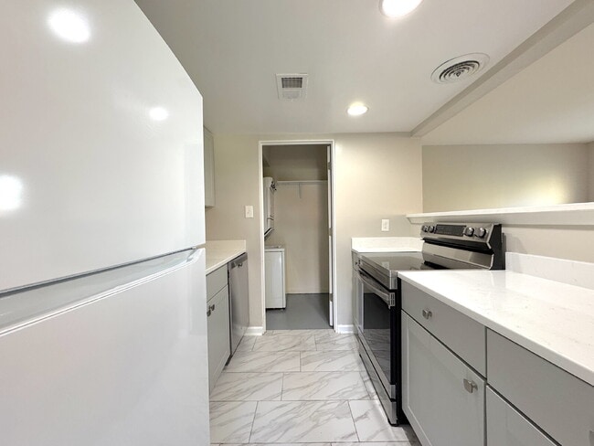 Building Photo - Charming Lorton Rental with Modern Amenities