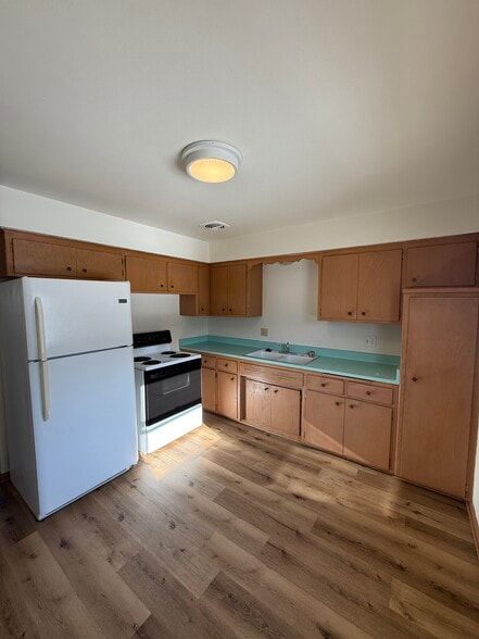 Kitchen - 7319 W Tripoli Ave