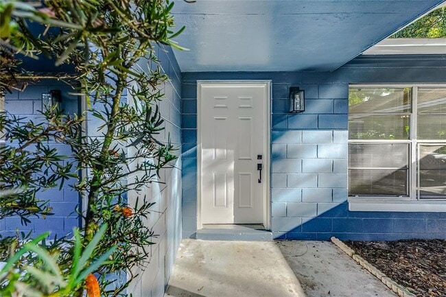 Building Photo - 1421 NE 38th St