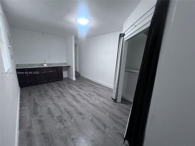 Building Photo - 1385 NE 129th St