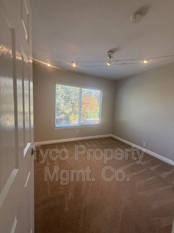 Building Photo - 863 Crystal Creek Ct