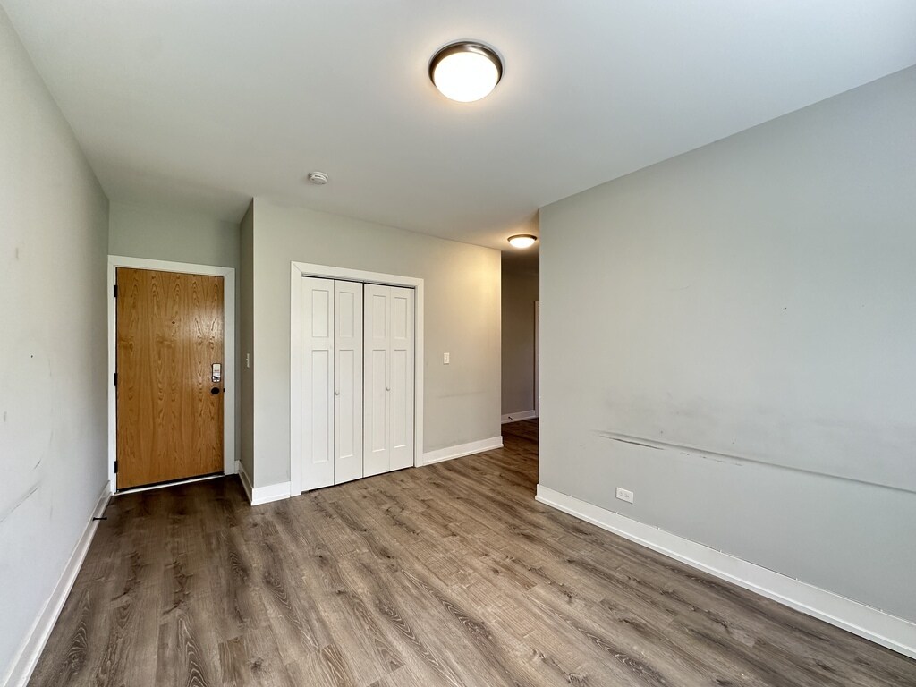 Building Photo - 722 W Brompton