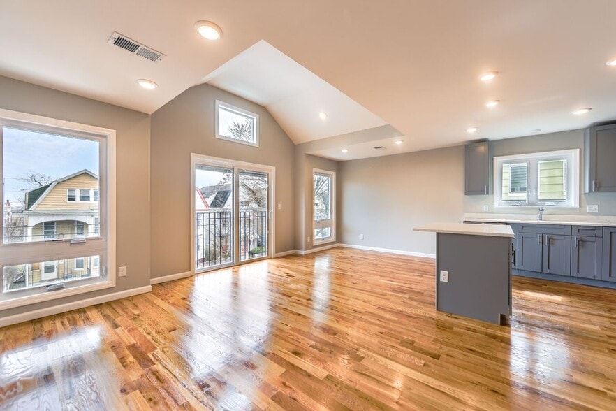 Building Photo - 255 Chadwick Ave