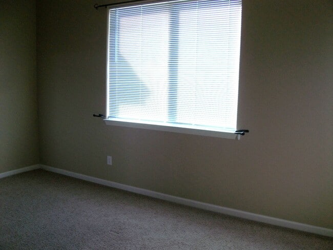 Building Photo - Well maintained 3 bedroom, 2-1/2 bath, 2-car garage $2400.00