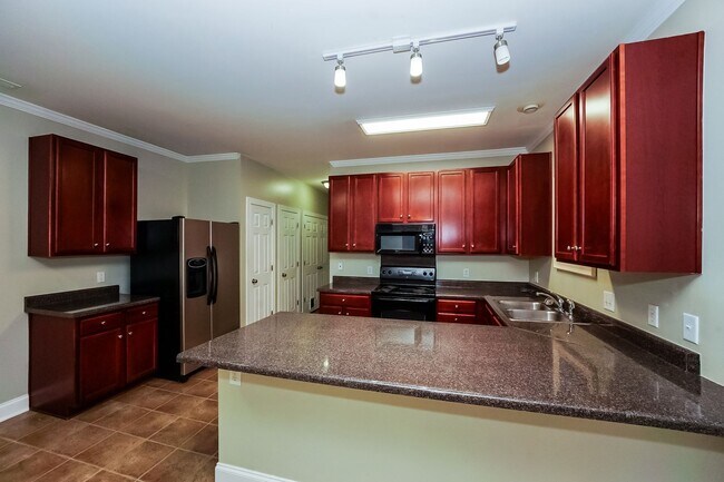 Building Photo - Available now! Lake-area living, 2 Bedroom Apartment