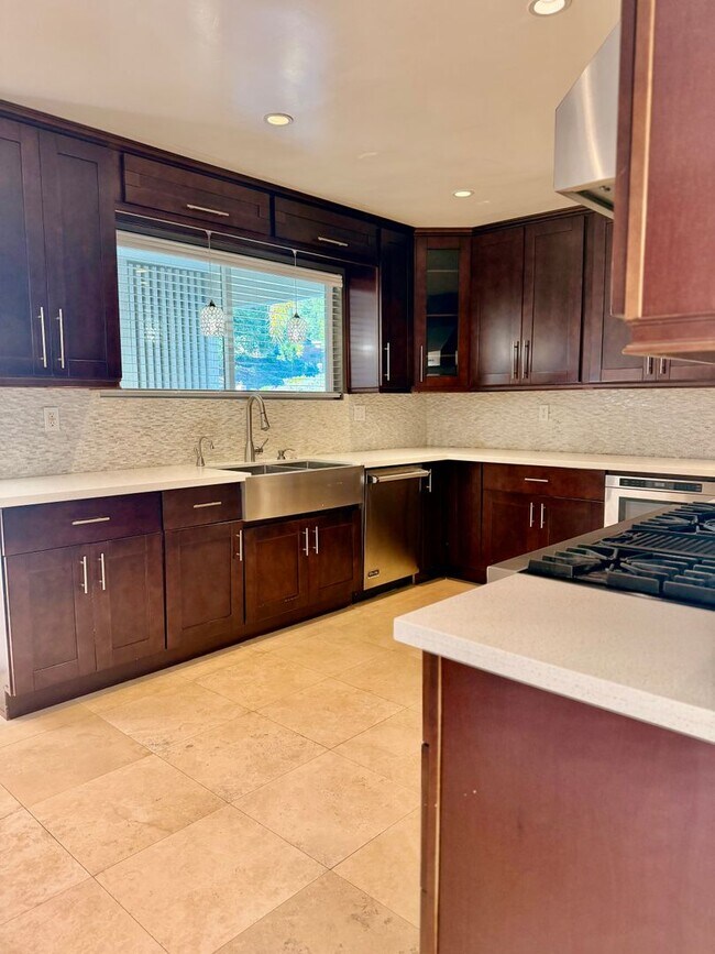 Building Photo - Gorgeous Tarzana Home