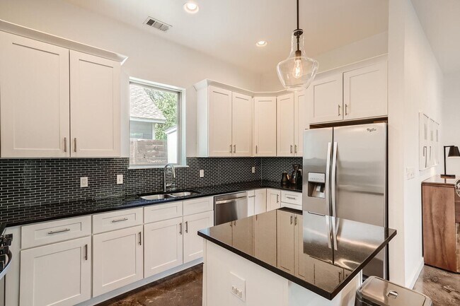 Building Photo - Home for Lease In East Downtown Austin Holly District