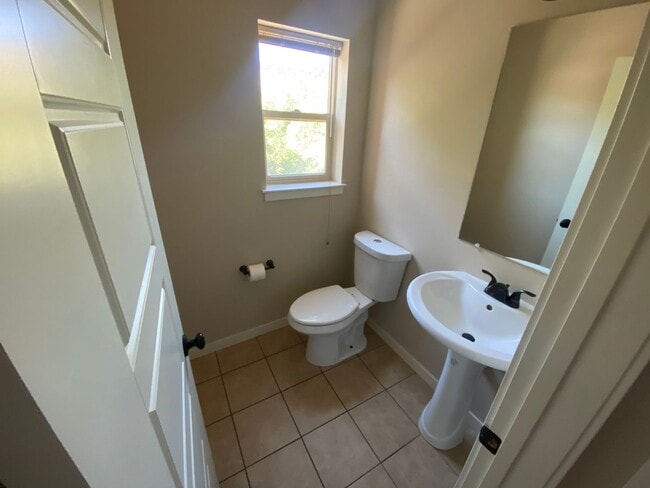 Building Photo - Two Bedroom Townhome Minutes from Downtown