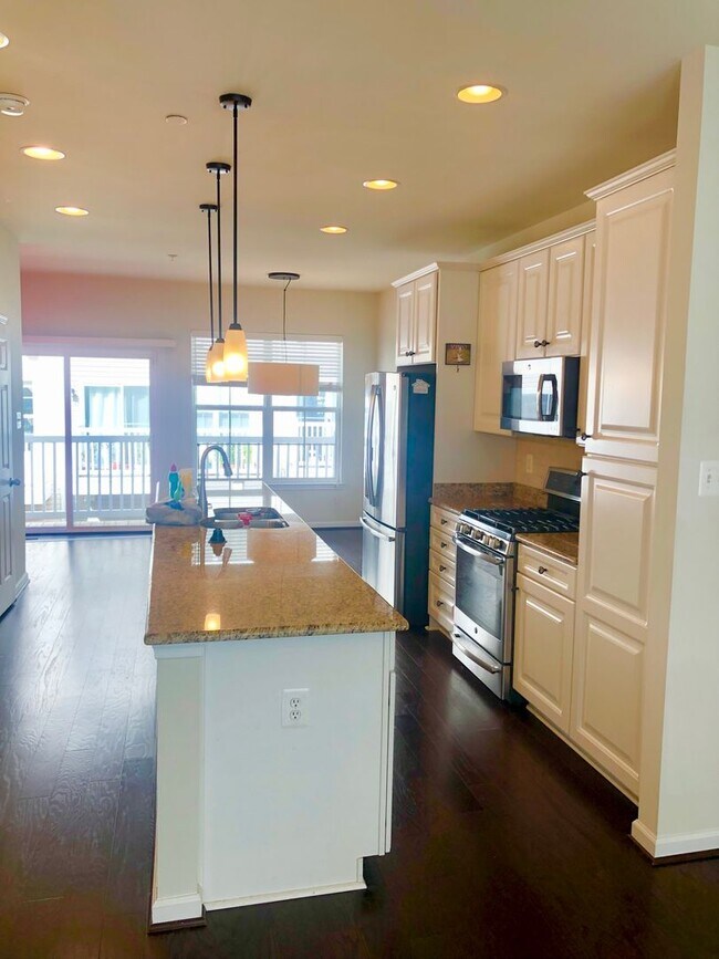 Building Photo - Spacious 2 BR/2.5 BA Townhome in Beltsville!