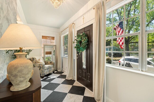 Building Photo - Charming 3 Bedroom Home Near Downtown Savannah with Flex Room & Fenced Yard