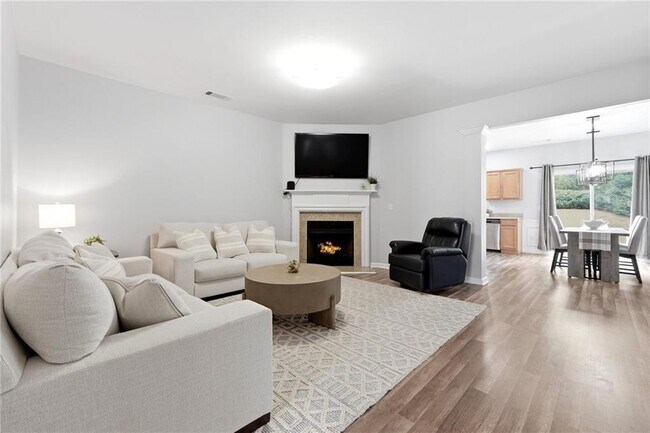 Building Photo - 2059 Lakeshore Overlook Dr