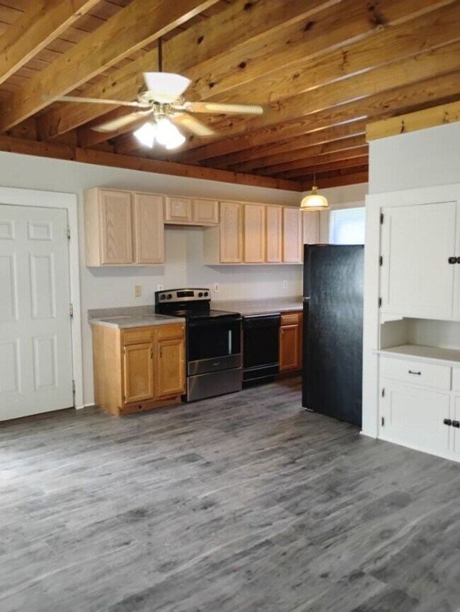 Building Photo - Coming Soon - 3 Bedroom 1 Bath - Amazing L...