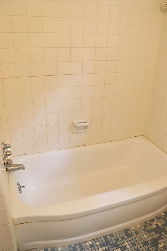 Building Photo - Charming 3-Bedroom + BONUS SUNROOM