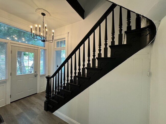 Building Photo - 7 Bed/3 Bath Mins. from UC Campus $750/pp ...