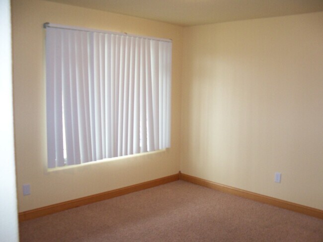 Building Photo - 6 BED | 3 BATH | TRIPLE GARAGE | RED ROCK ESTATES