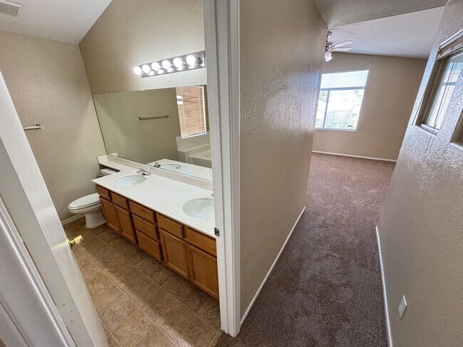 Building Photo - Gorgeous 4Bed/2Bath Home located in Sunris...