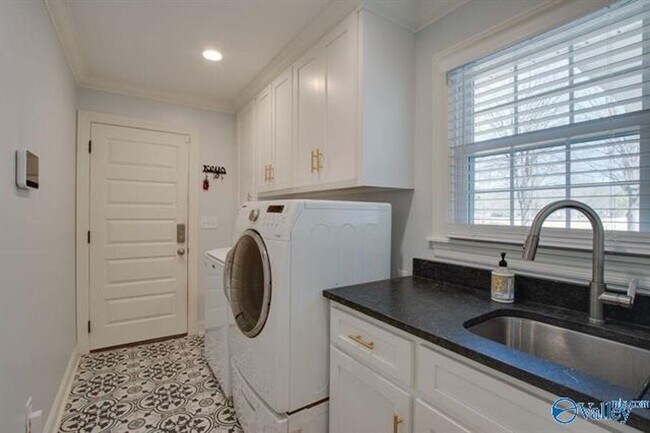 Building Photo - 8129 Hickory Hill Ln SE