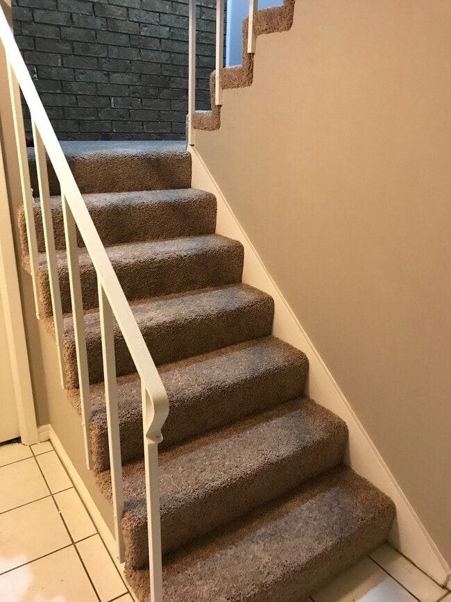 Building Photo - Gorgeous Carrollton Townhome