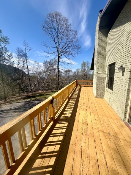 Building Photo - 416 Banks Mountain Dr