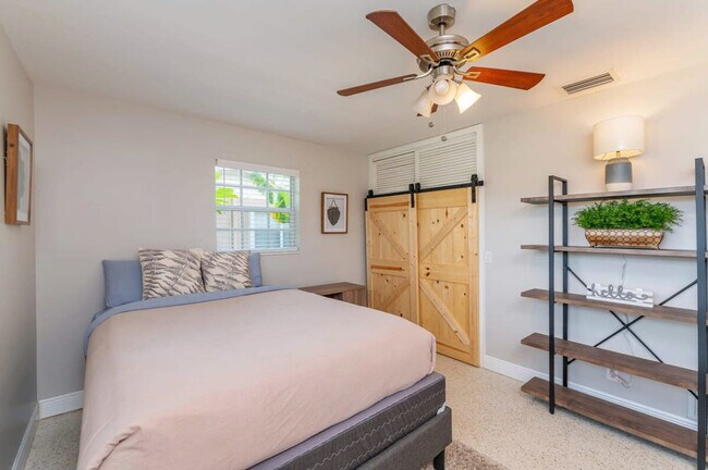 Building Photo - 1183 SE 1st Way