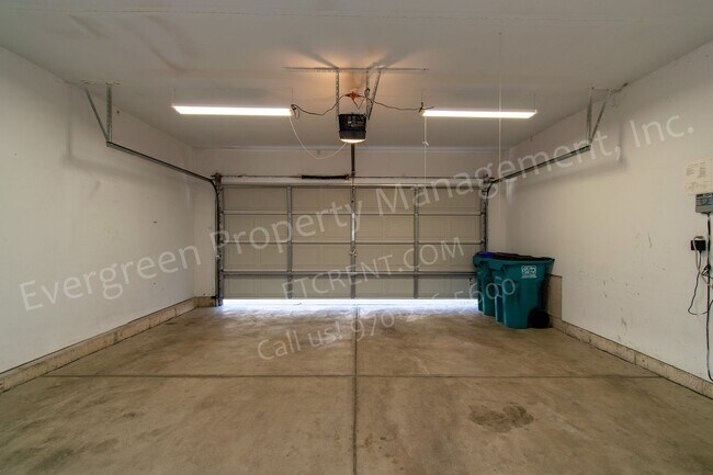 Building Photo - 3 bed, 3 bath Corner Lot in the Maple Hill...