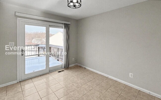 Building Photo - 3 Bed/1.5 Bath Townhome with Fenced Yard / Pet-Friendly / Vouchers Accepted / Available Now!