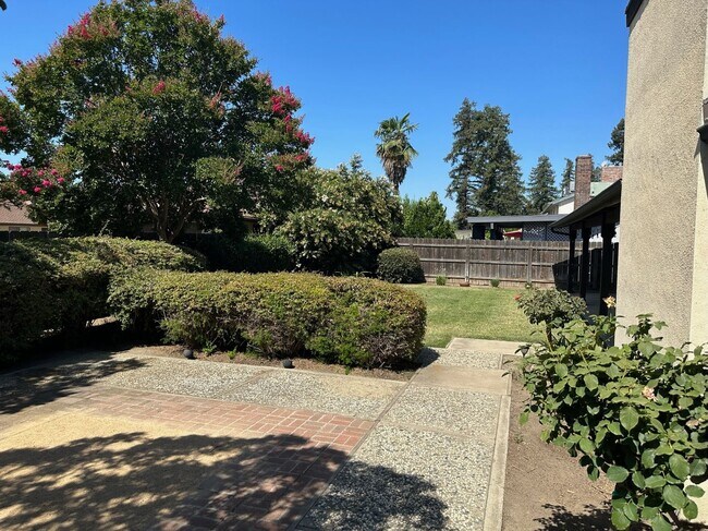 Building Photo - 475 E Mercedes Ave