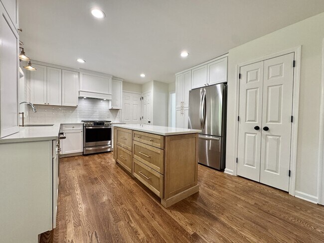 Building Photo - 1370 Buckingham Cir
