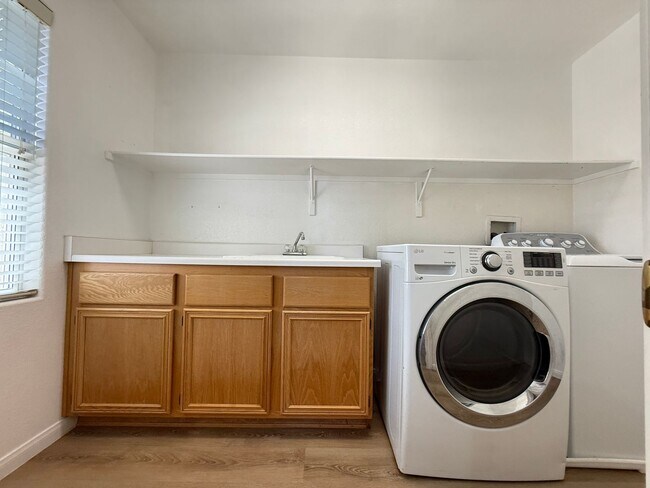 Building Photo - 9536 Sunshade Ct