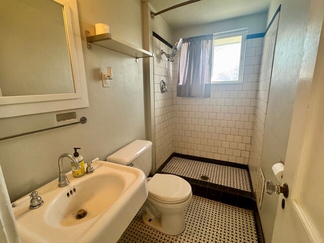 Building Photo - **AVAILABLE NOW** Centrally located 3-bedroom 2-bath