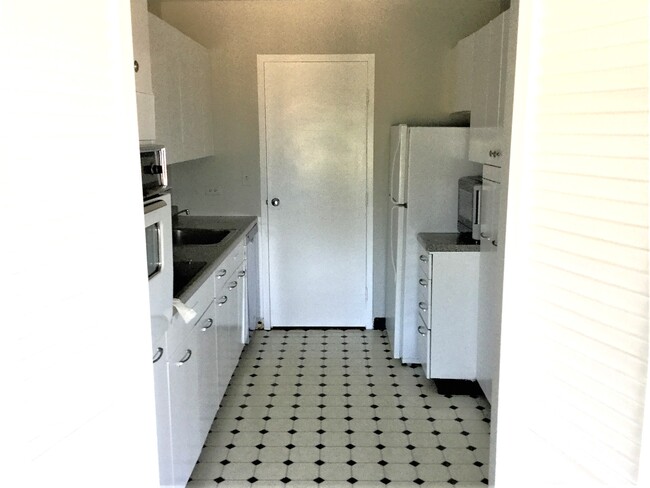 Oven, microwave, refrigerator and new dishwasher. - 5757 N Sheridan Rd