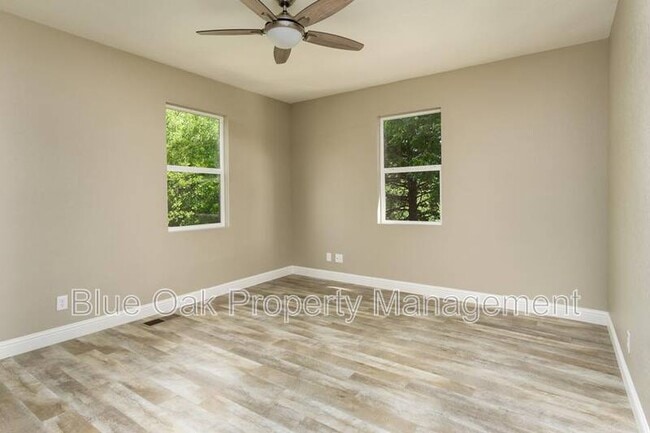 Building Photo - 1507 W 5th St