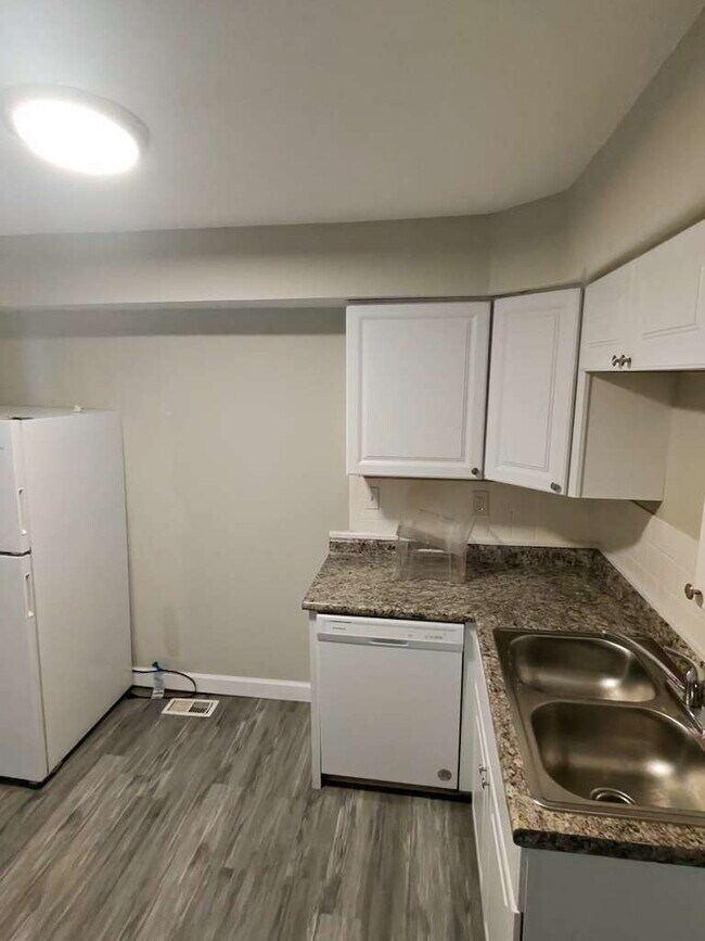 Building Photo - Spacious and Comfortable Living on Buddie ...
