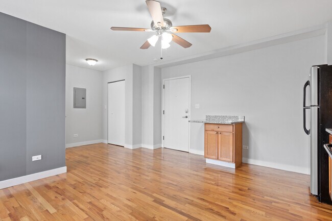 Building Photo - 7450 N Greenview Ave
