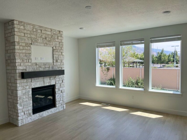 Building Photo - 1360 E 1220 N