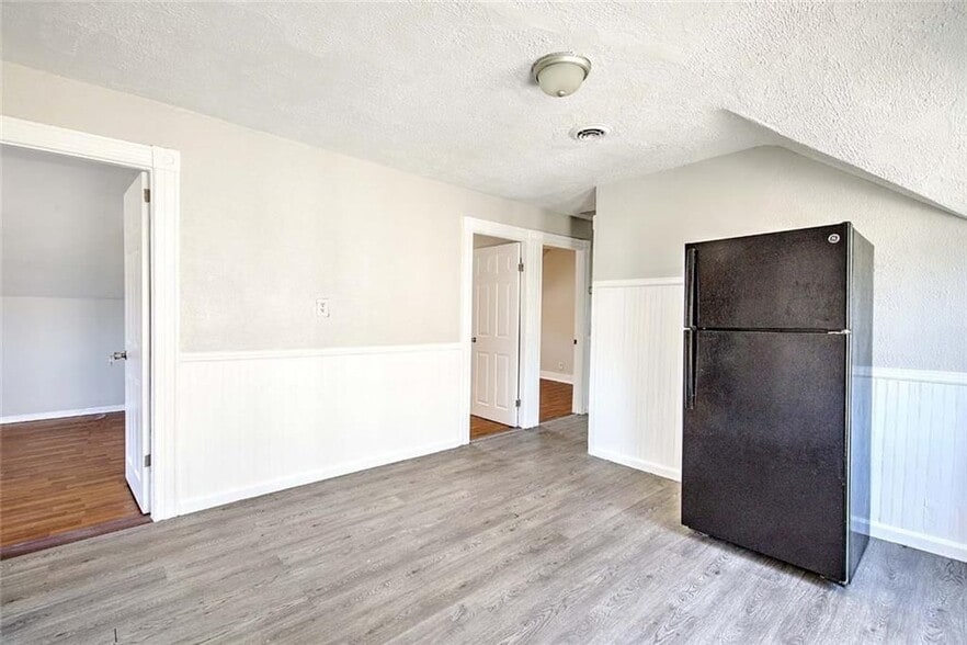 Building Photo - 24 Ida St