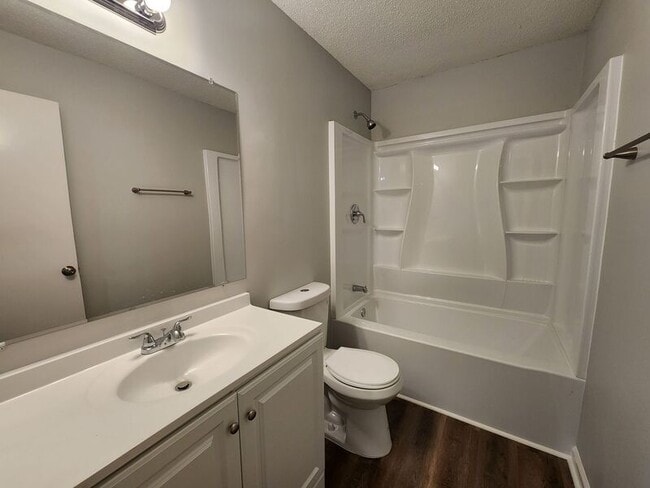 Building Photo - 709 W Creek Cir