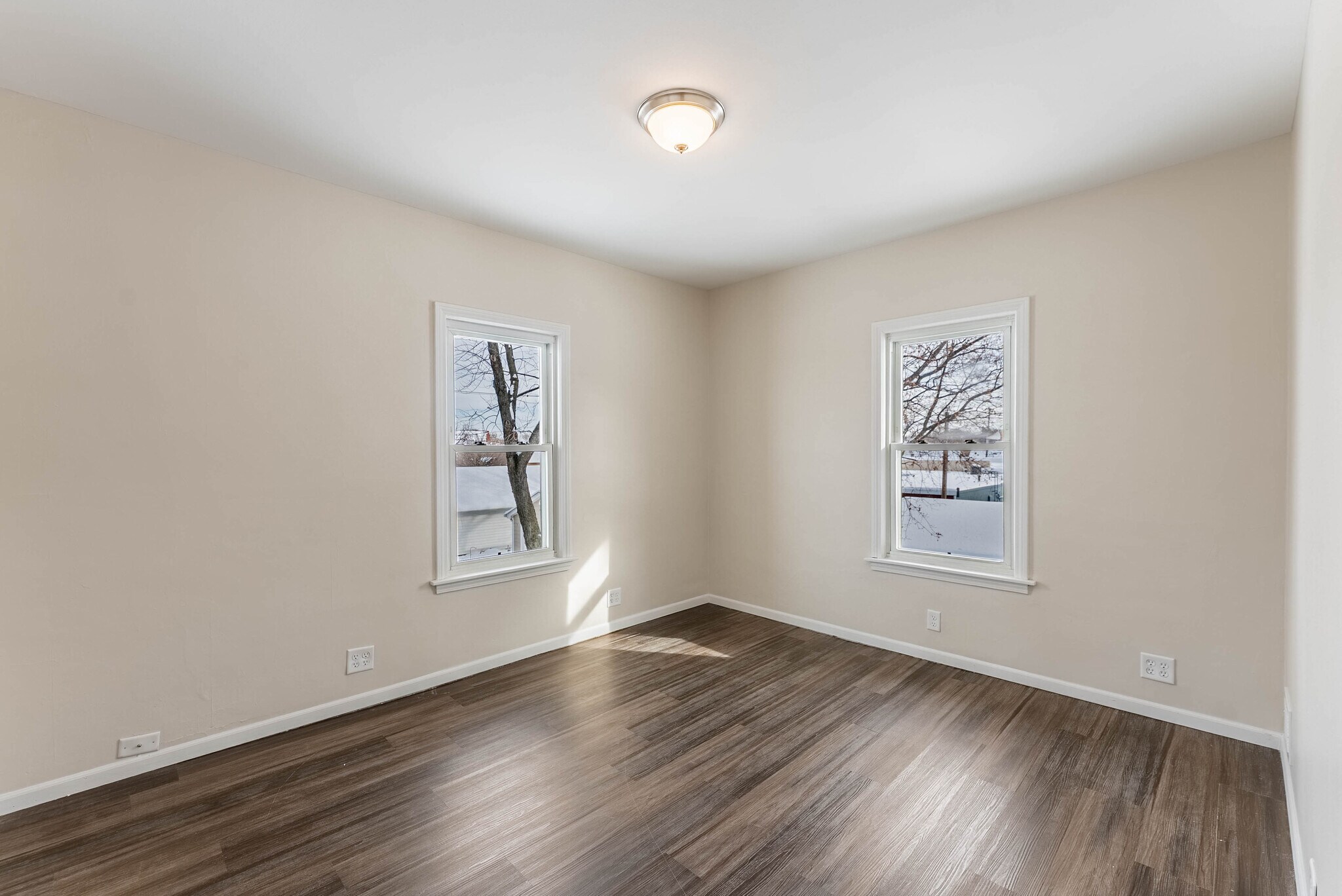 Building Photo - 125 S Main St