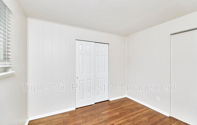 Building Photo - 803 Holiday Ave