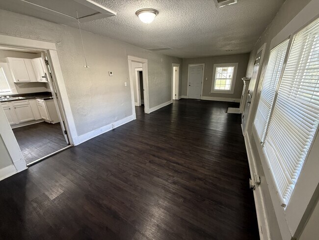 Building Photo - 728 N Holmes St