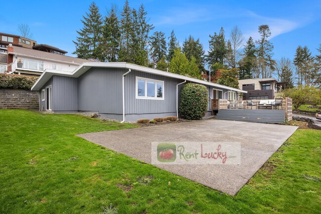 Building Photo - VIEWS, VIEWS, VIEWS!! Stunning & LARGE 4-B...