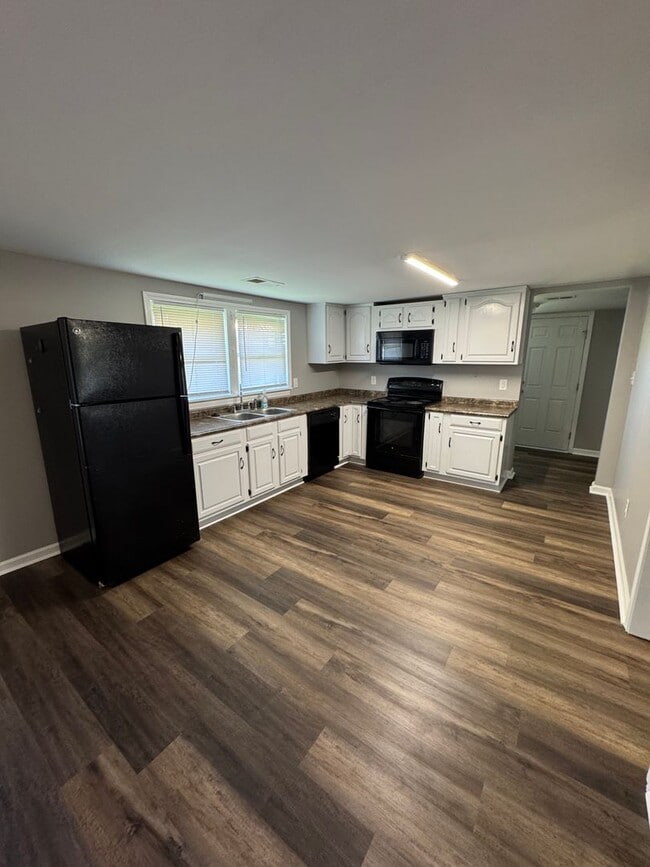 Building Photo - 416 Perman St SW