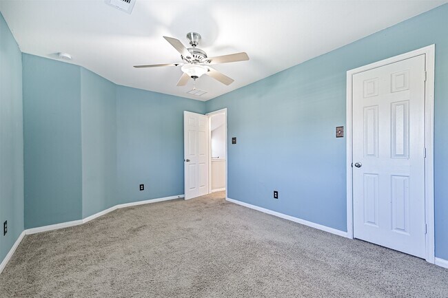 Building Photo - 2411 Lakecrest Town Dr