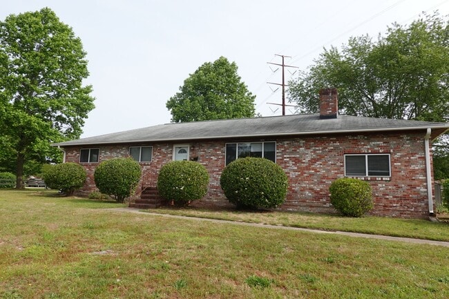 Building Photo - Brick Ranch Near Newport News City Center For Rent