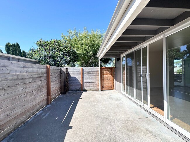 Building Photo - 2 Bed 1 Bath with Back Patio in Montavilla!