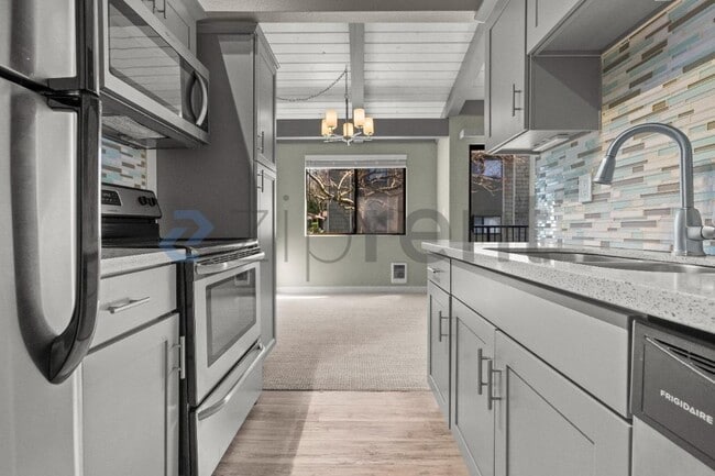 Building Photo - 2020 Grant Ave S